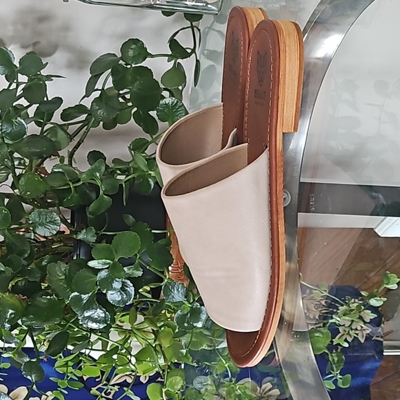 Beast Fashion Flat Sandles Size 8.5 Beige Vegan Leather Wide Single Banded - Picture 4 of 5